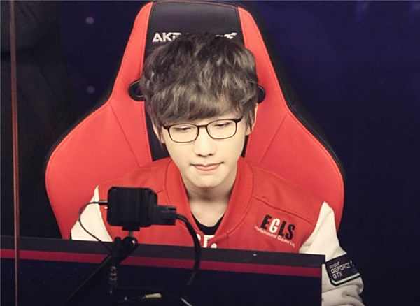 而这背后 而这背后